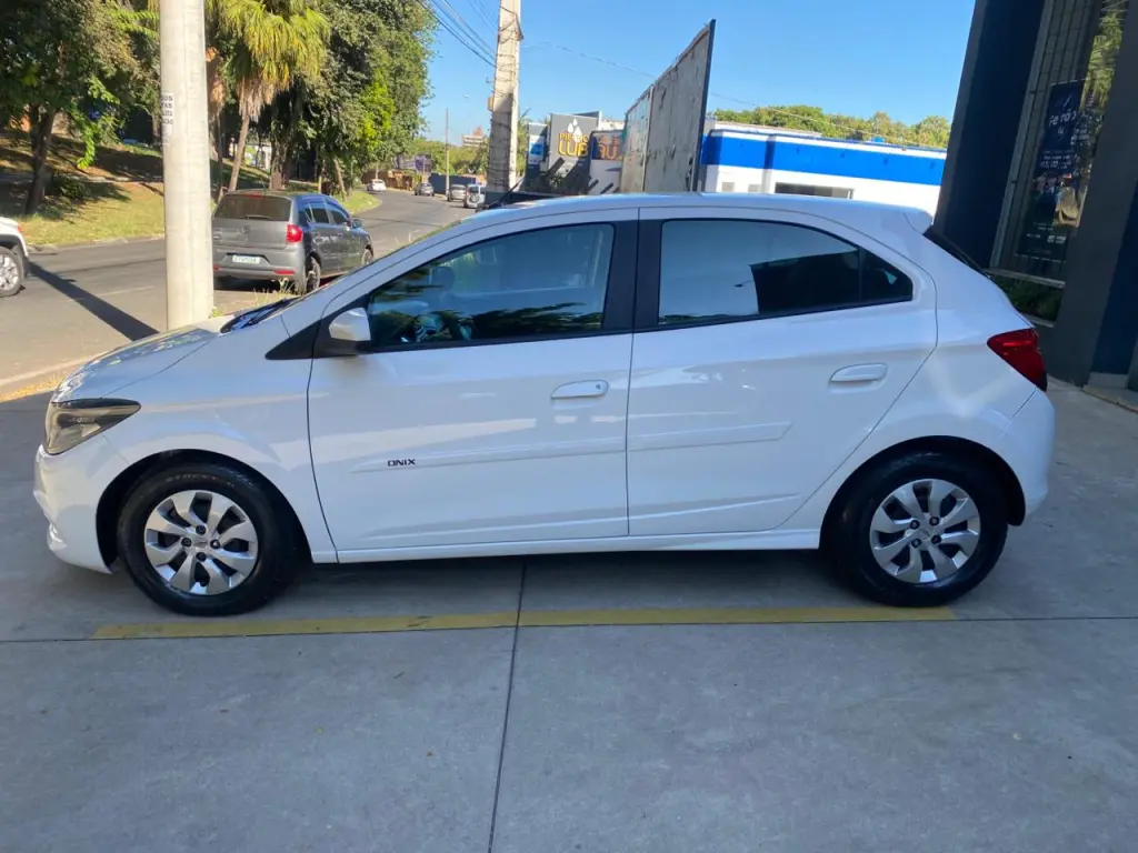 CHEVROLET Onix Hatch - Foto