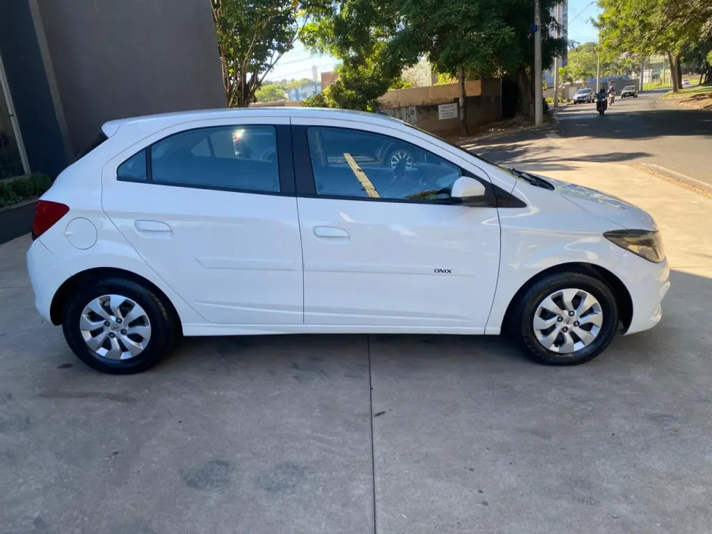 CHEVROLET Onix Hatch - Foto