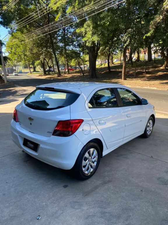 CHEVROLET Onix Hatch - Foto