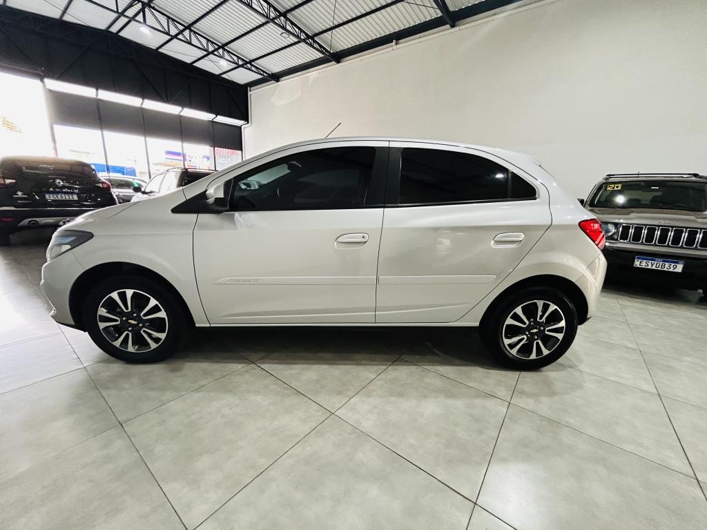 CHEVROLET Onix Hatch - Foto