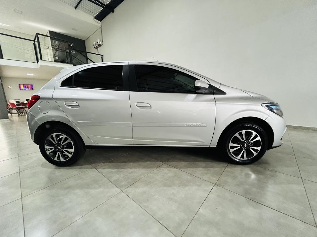 CHEVROLET Onix Hatch - Foto