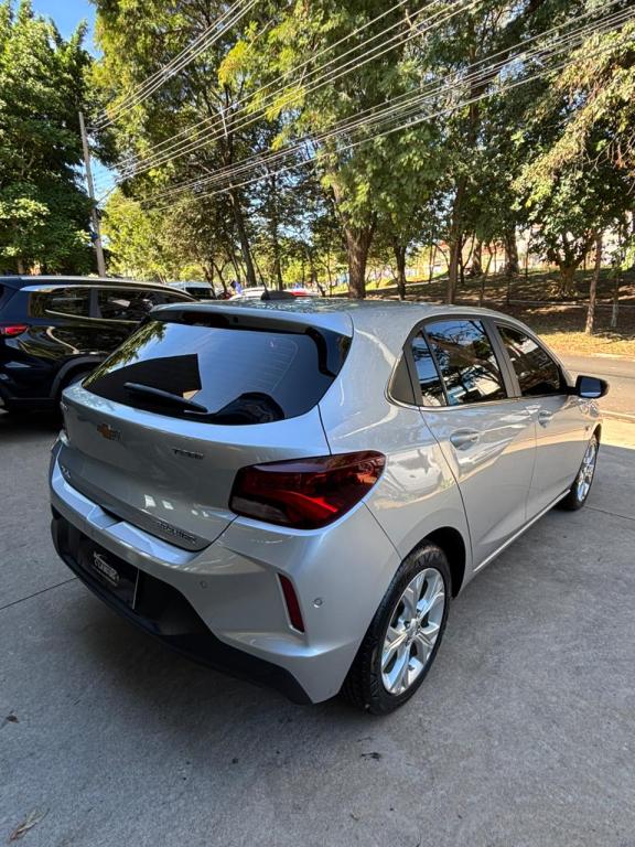 CHEVROLET Onix Hatch - Foto