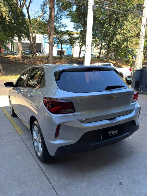 CHEVROLET Onix Hatch - Foto