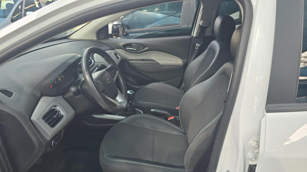 CHEVROLET Onix Hatch - Foto