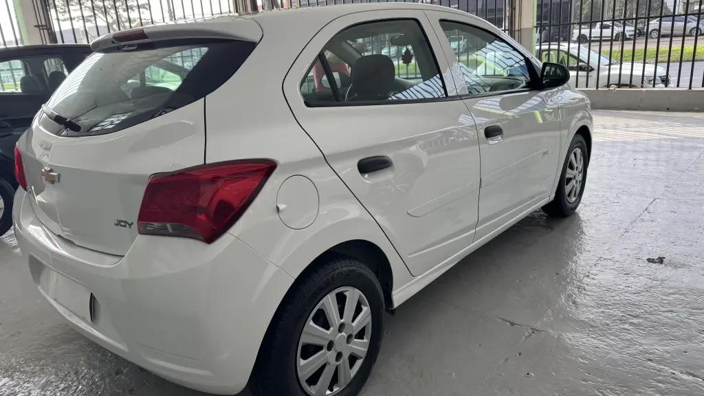 CHEVROLET Onix Hatch - Foto