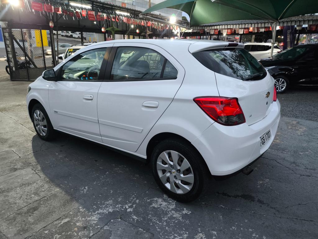 CHEVROLET Onix Hatch - Foto