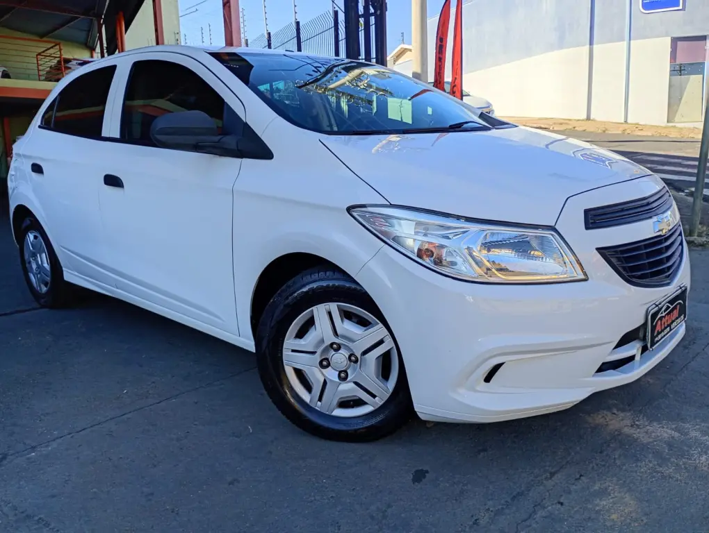 CHEVROLET Onix Hatch - Foto