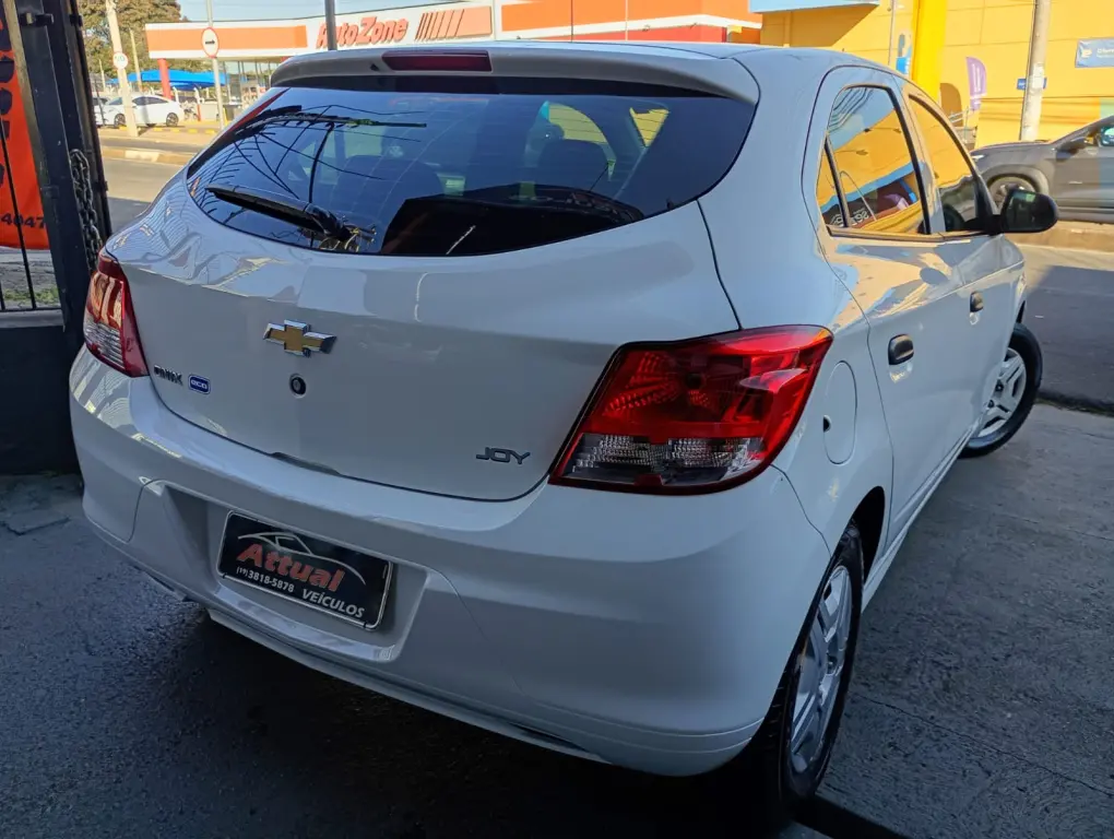 CHEVROLET Onix Hatch - Foto