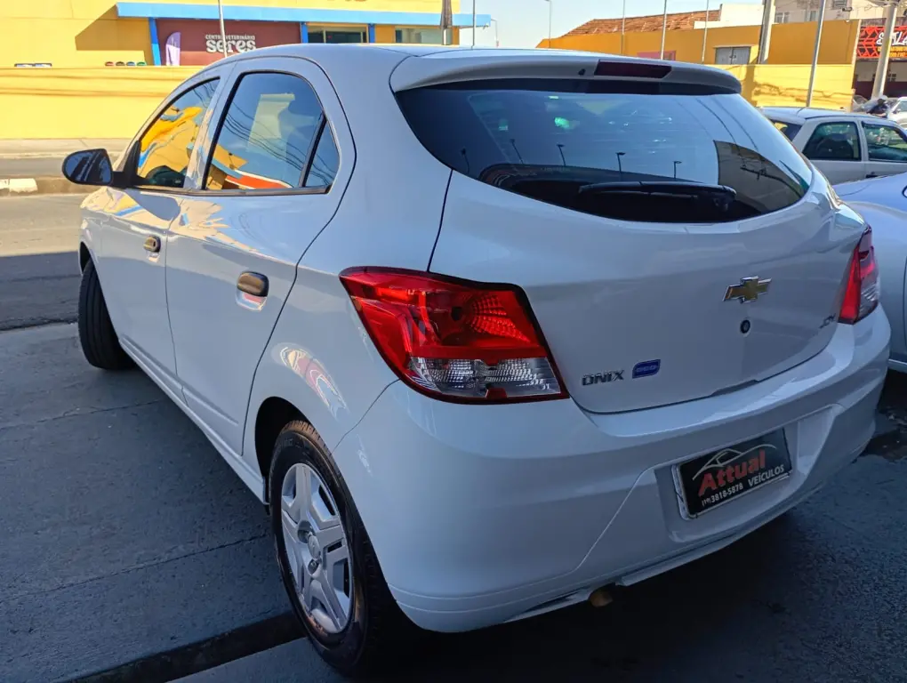 CHEVROLET Onix Hatch - Foto