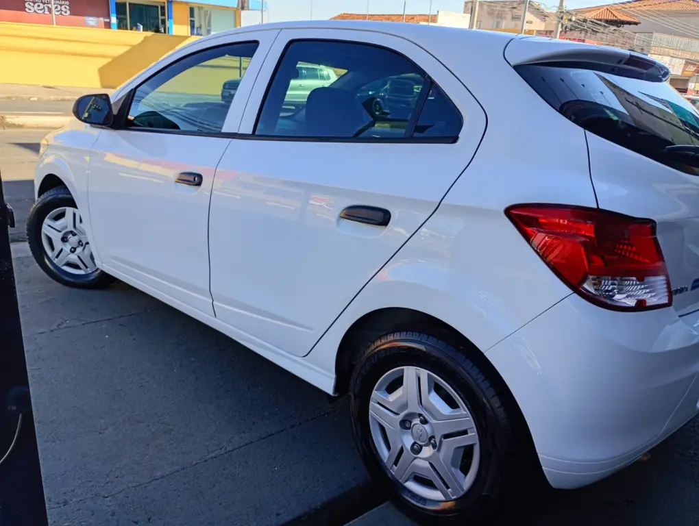 CHEVROLET Onix Hatch - Foto