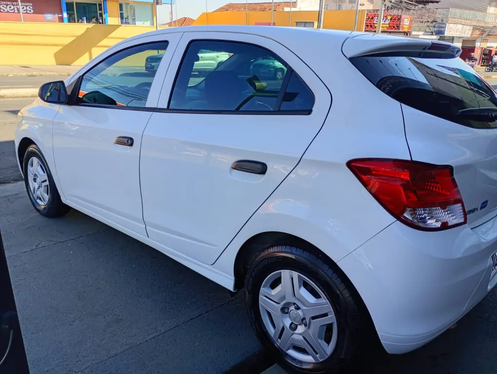 CHEVROLET Onix Hatch - Foto