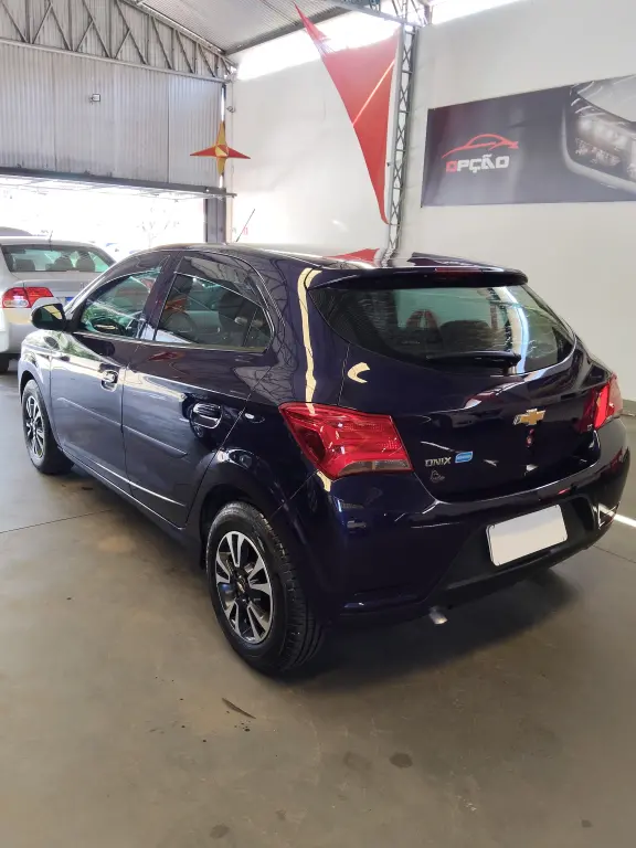 CHEVROLET Onix Hatch - Foto