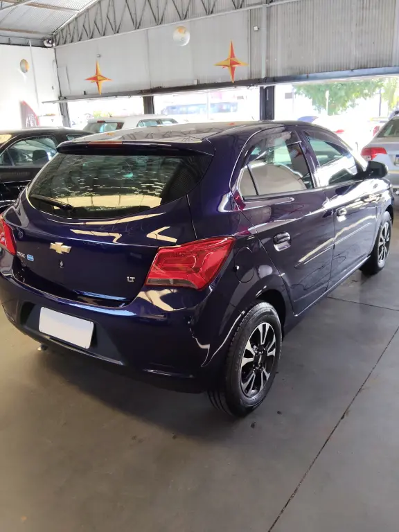 CHEVROLET Onix Hatch - Foto