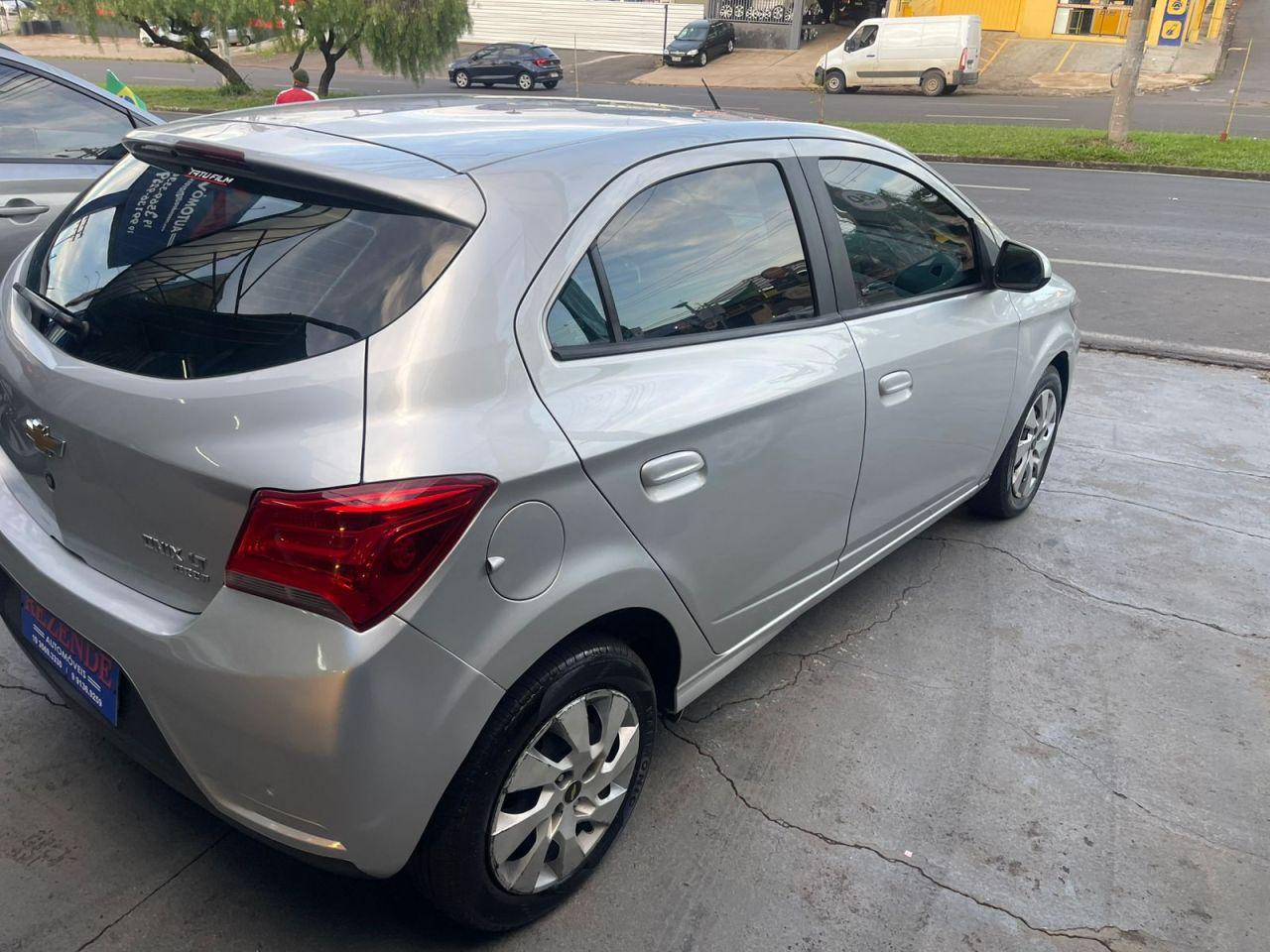 CHEVROLET Onix Hatch - Foto