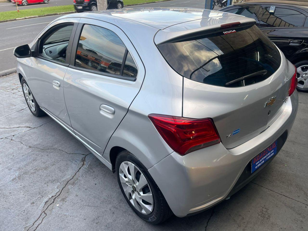 CHEVROLET Onix Hatch - Foto