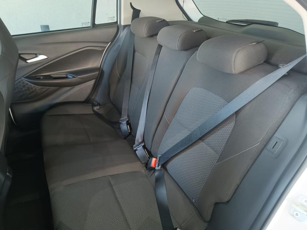 CHEVROLET Onix Hatch - Foto