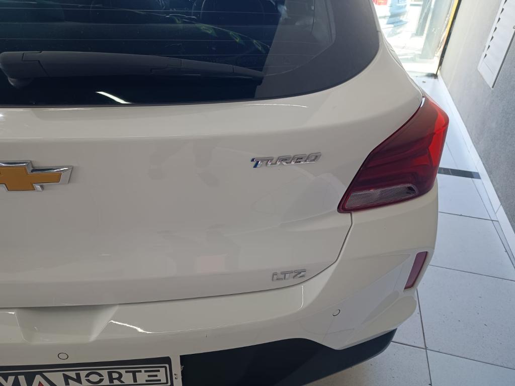 CHEVROLET Onix Hatch - Foto