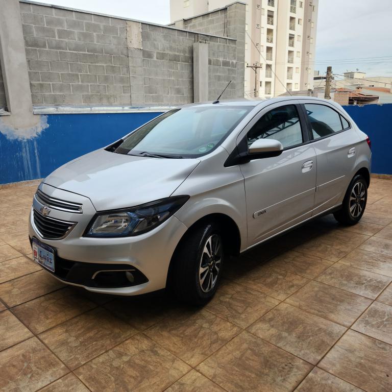 CHEVROLET Onix Hatch - Foto