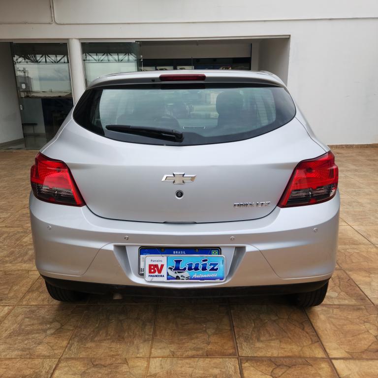 CHEVROLET Onix Hatch - Foto
