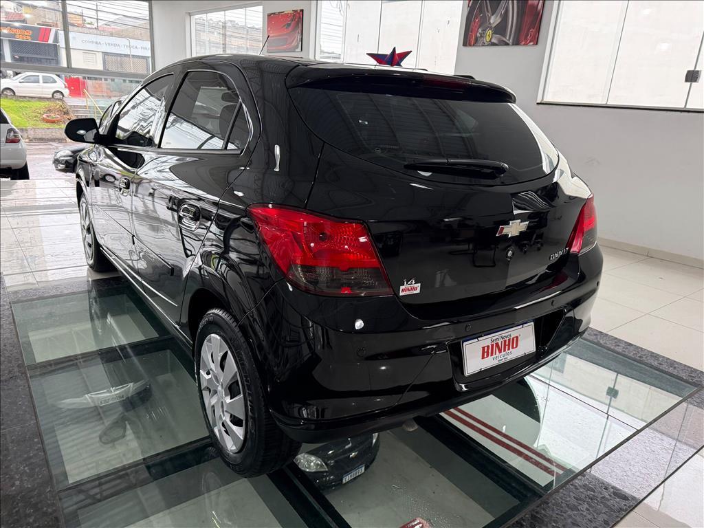 CHEVROLET Onix Hatch - Foto