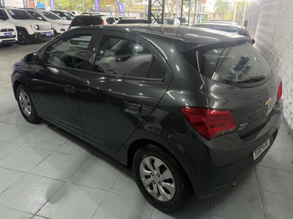 CHEVROLET Onix Hatch - Foto