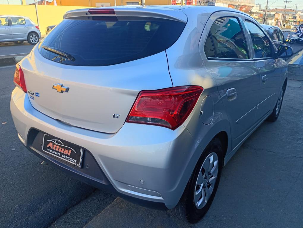 CHEVROLET Onix Hatch - Foto