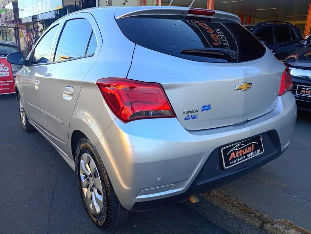 CHEVROLET Onix Hatch - Foto