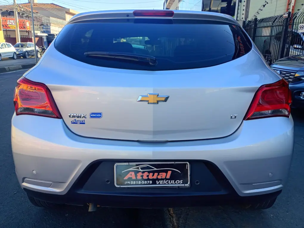 CHEVROLET Onix Hatch - Foto