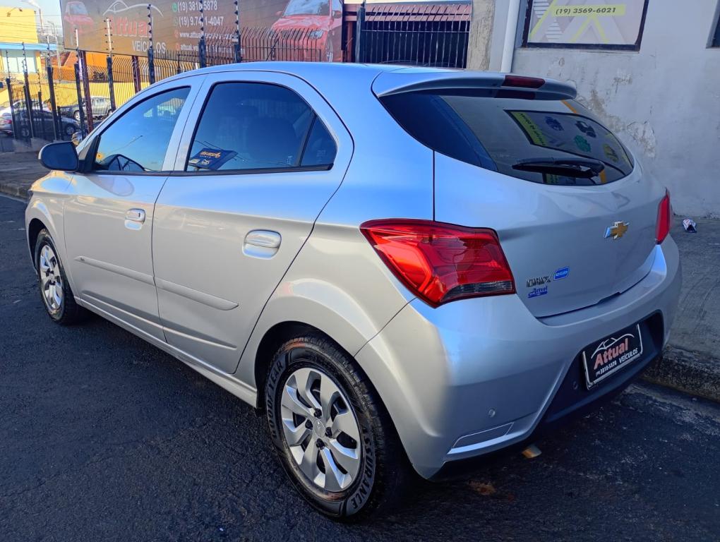 CHEVROLET Onix Hatch - Foto