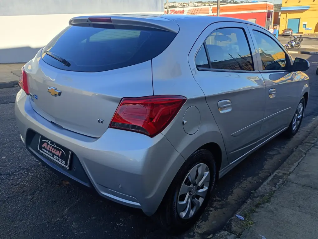 CHEVROLET Onix Hatch - Foto