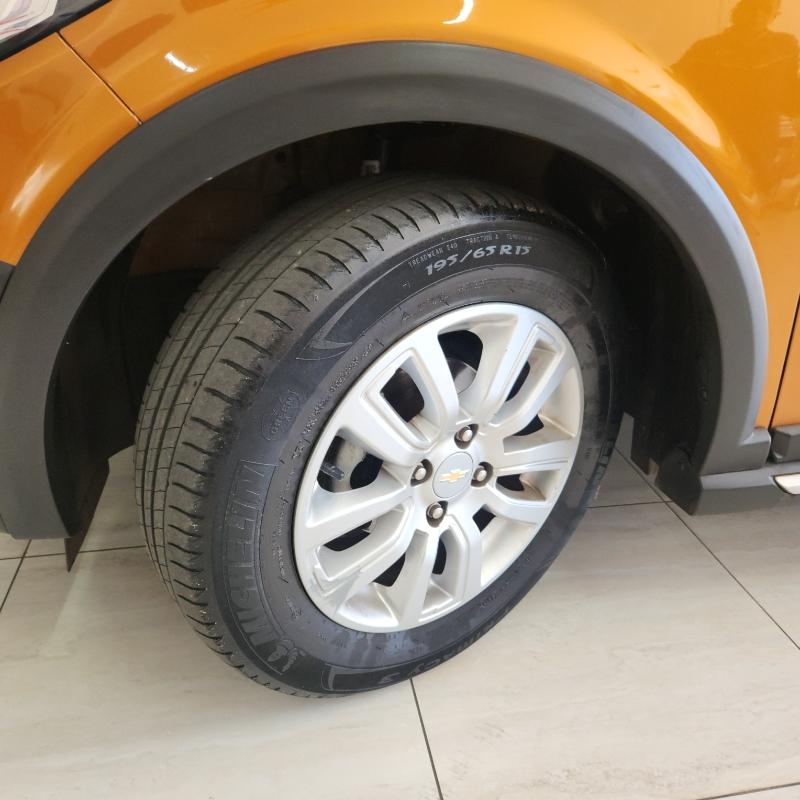 CHEVROLET Onix Hatch - Foto