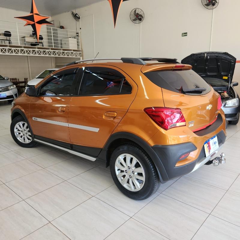CHEVROLET Onix Hatch - Foto