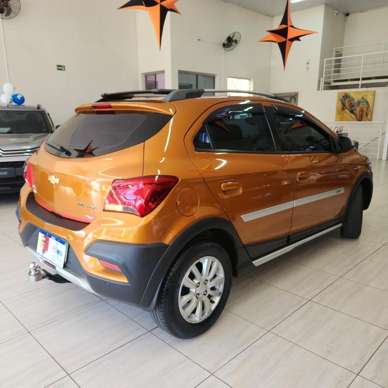 CHEVROLET Onix Hatch - Foto