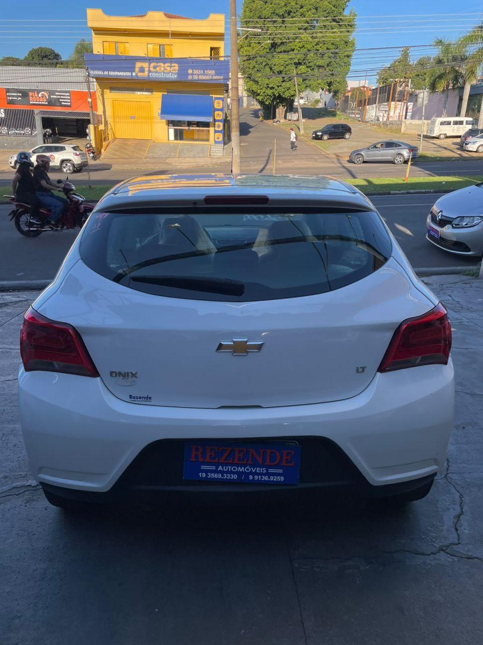 CHEVROLET Onix Hatch - Foto