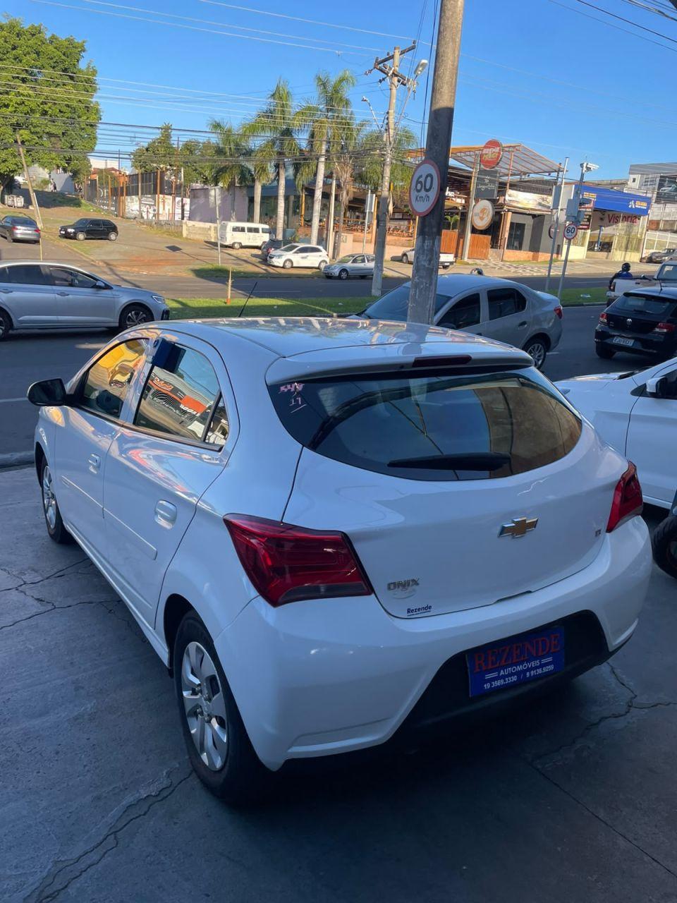 CHEVROLET Onix Hatch - Foto