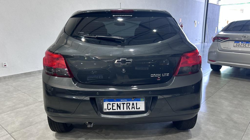CHEVROLET Onix Hatch - Foto