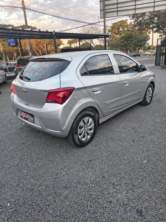 CHEVROLET Onix Hatch - Foto