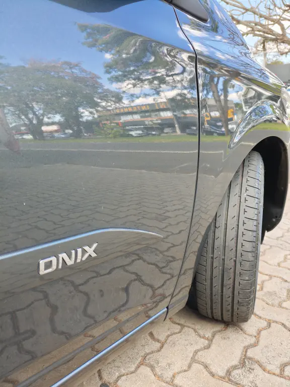 CHEVROLET Onix Hatch - Foto