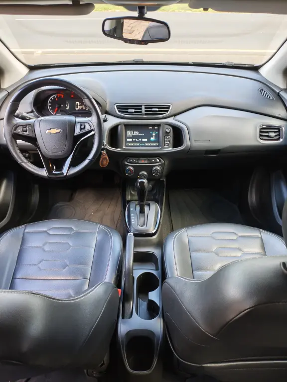 CHEVROLET Onix Hatch - Foto