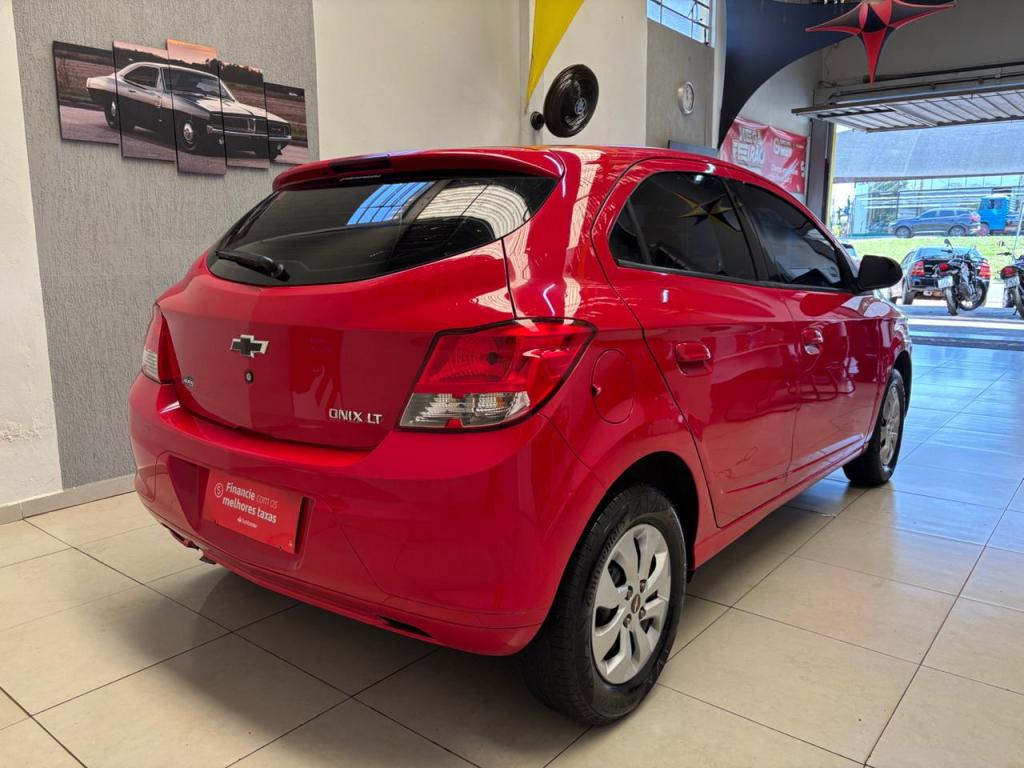 CHEVROLET Onix Hatch - Foto