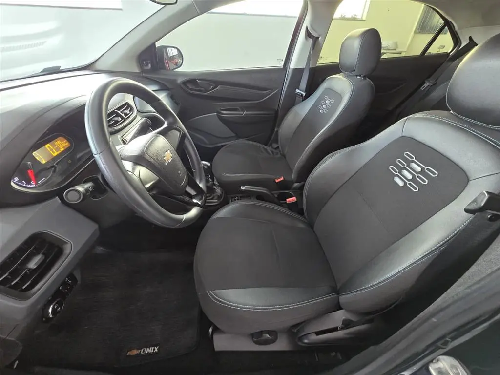 CHEVROLET Onix Hatch - Foto