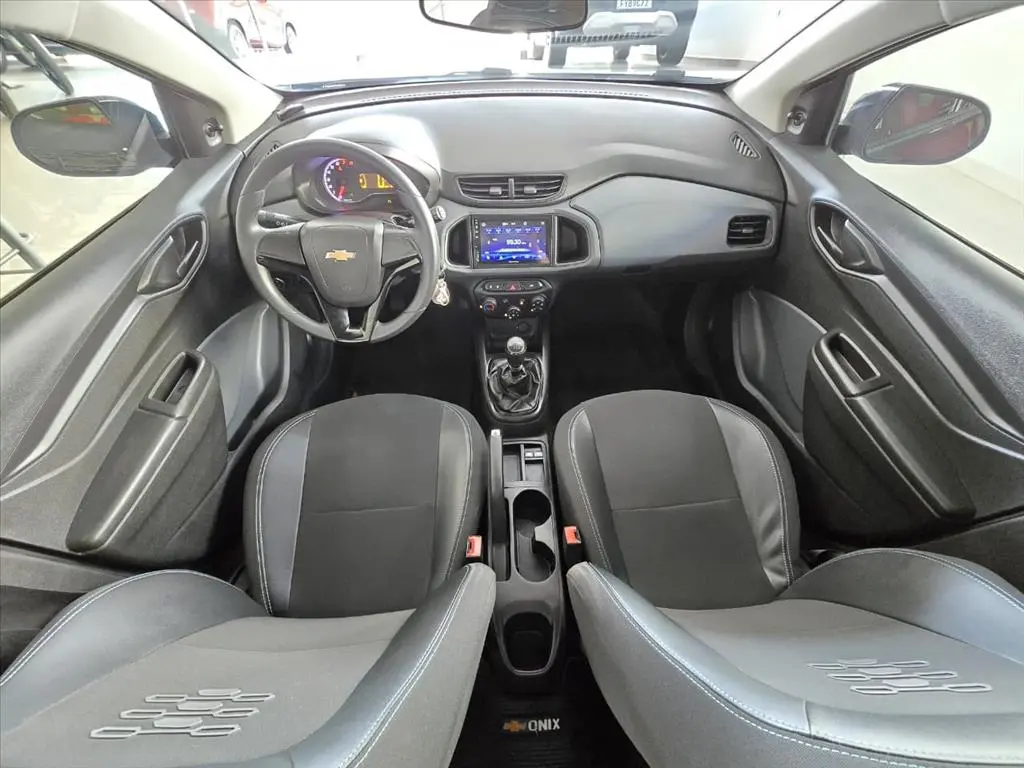 CHEVROLET Onix Hatch - Foto