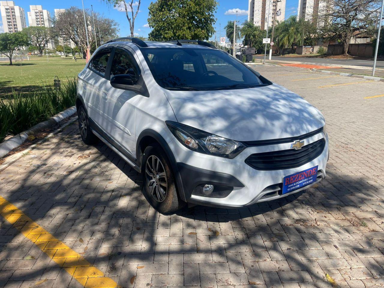 CHEVROLET Onix Hatch - Foto