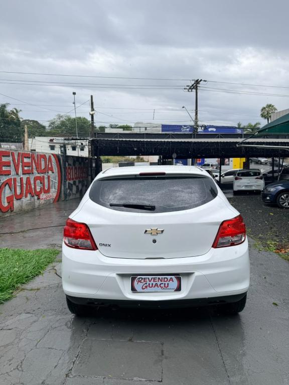 CHEVROLET Onix Hatch - Foto