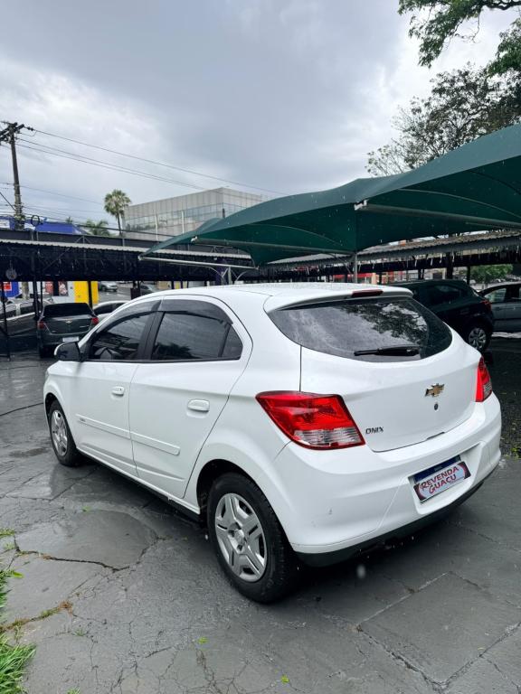 CHEVROLET Onix Hatch - Foto