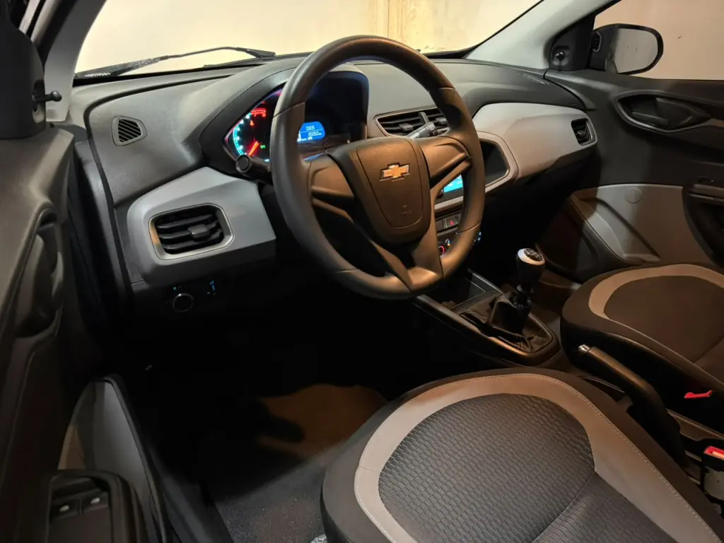 CHEVROLET Onix Hatch - Foto