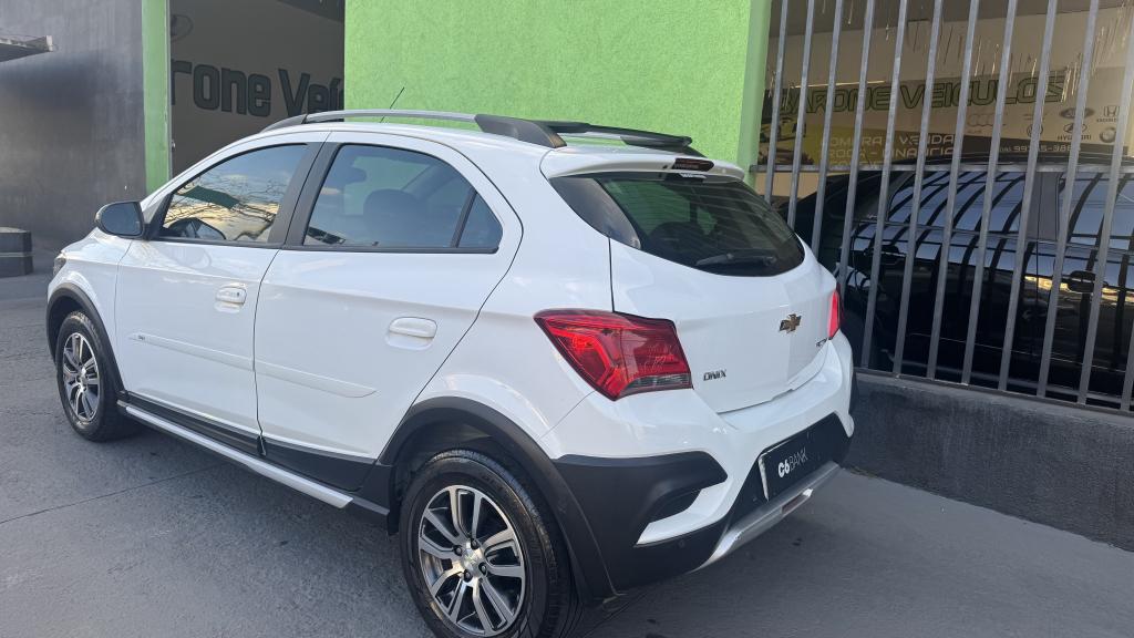CHEVROLET Onix Hatch - Foto