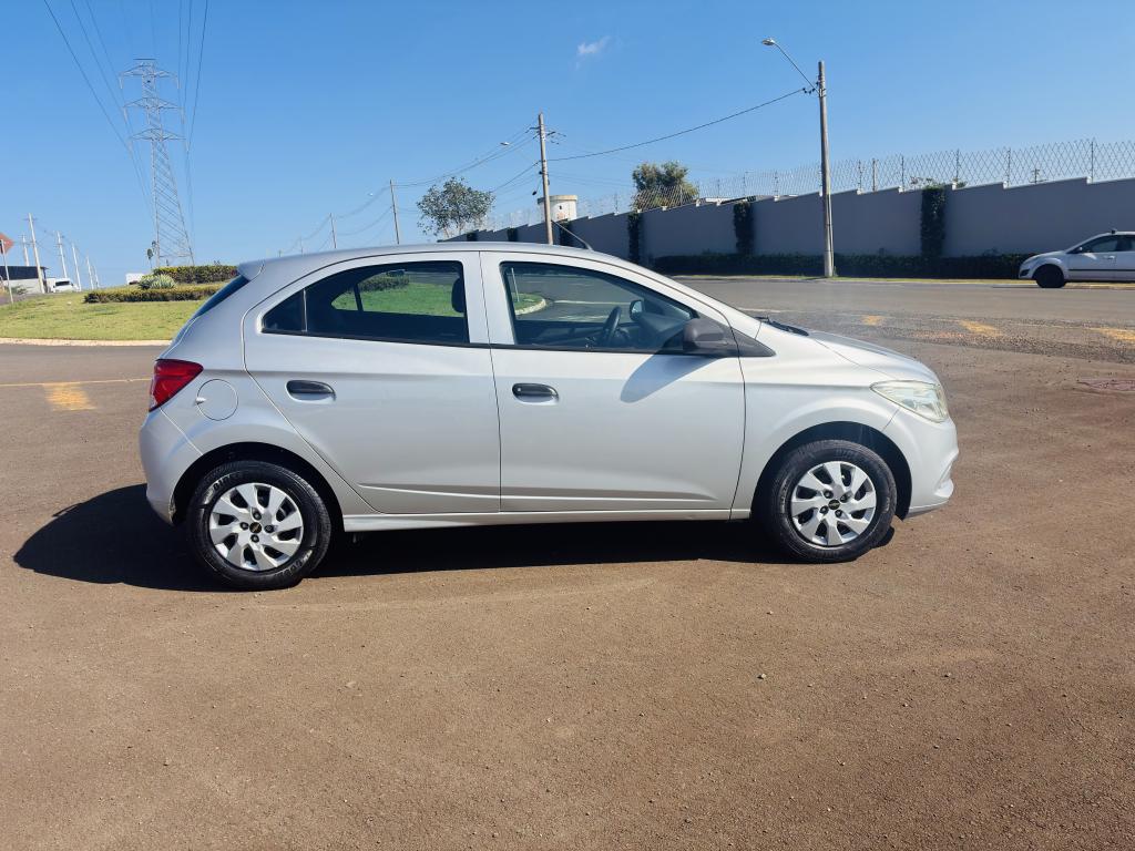 CHEVROLET Onix Hatch - Foto
