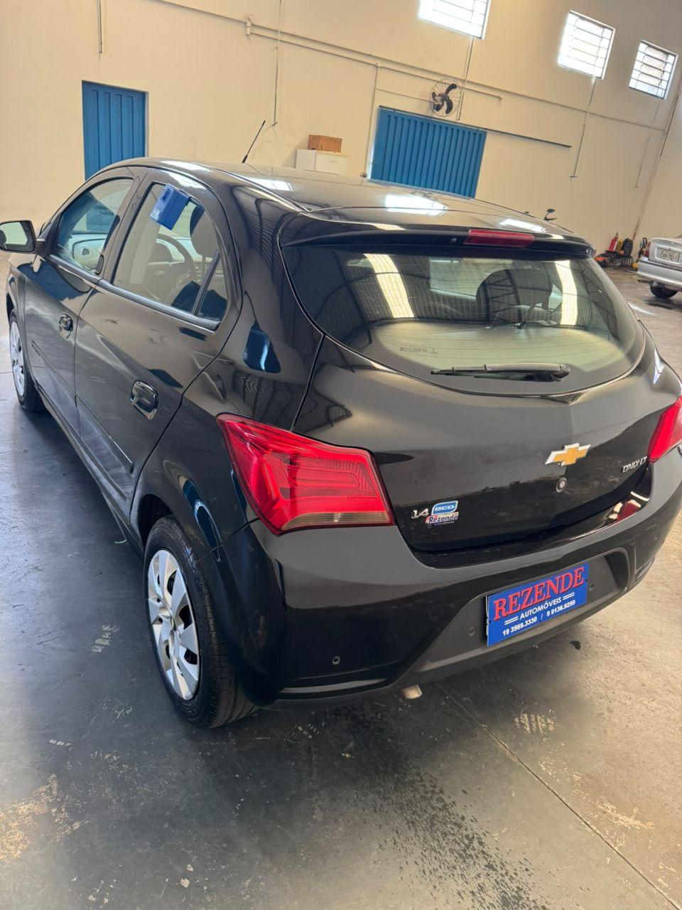 CHEVROLET Onix Hatch - Foto