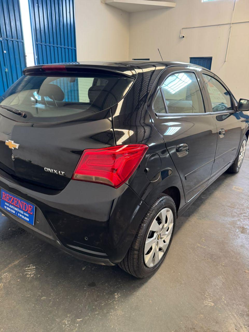 CHEVROLET Onix Hatch - Foto